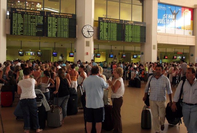 Turistas españoles en aeropuerto de Málaga