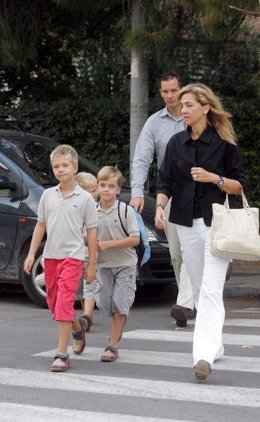 La infanta Cristina y su marido llevaron a sus hijos al colegio.