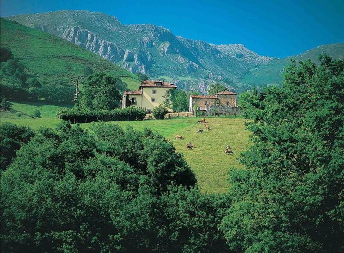 El hotel está situado en una atalaya sobre los Picos de Europa.