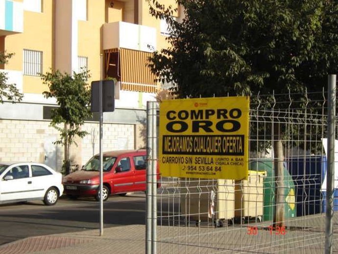 Cartel ilegal en una valla de la ciudad