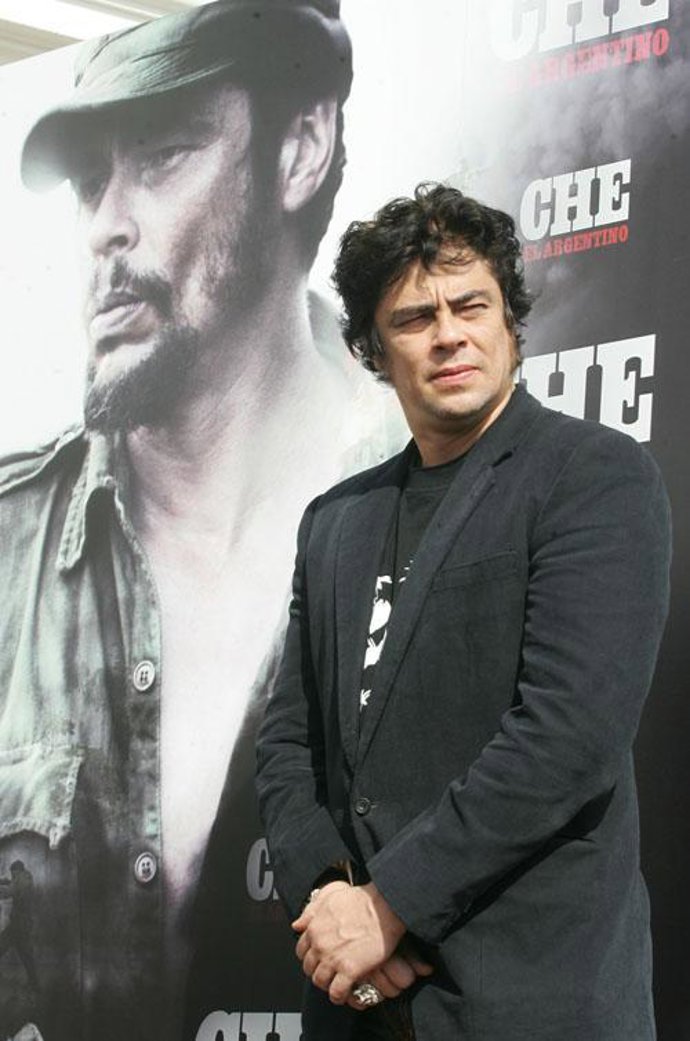Benicio del Toro recibe un premio en Cuba