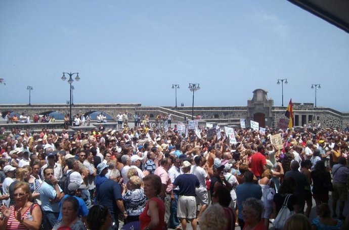 Unos 1.500 manifestantes piden la continuidad de Lola Padrón en Puerto de La Cru