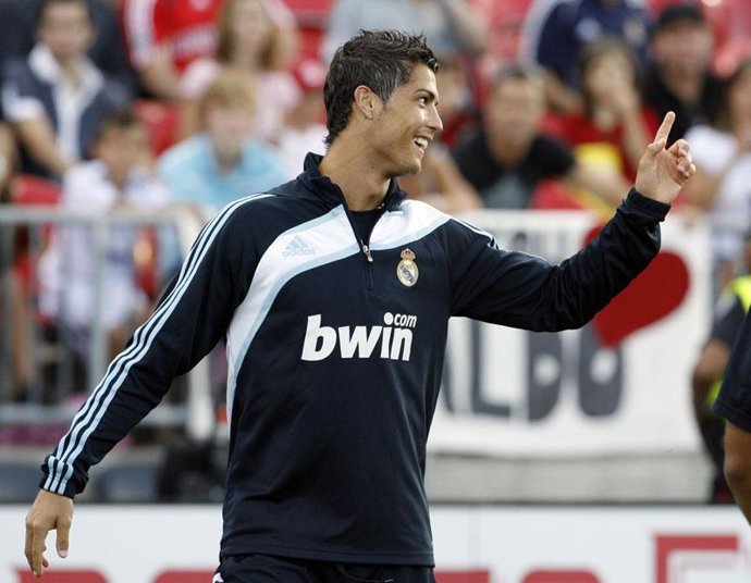 Cristiano Ronaldo calienta antes del entrenamiento