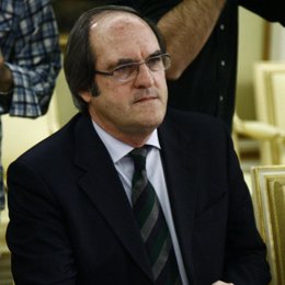 Ángel Gabilondo, sentado