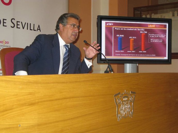 Zoido muestra los datos del paro en la capital