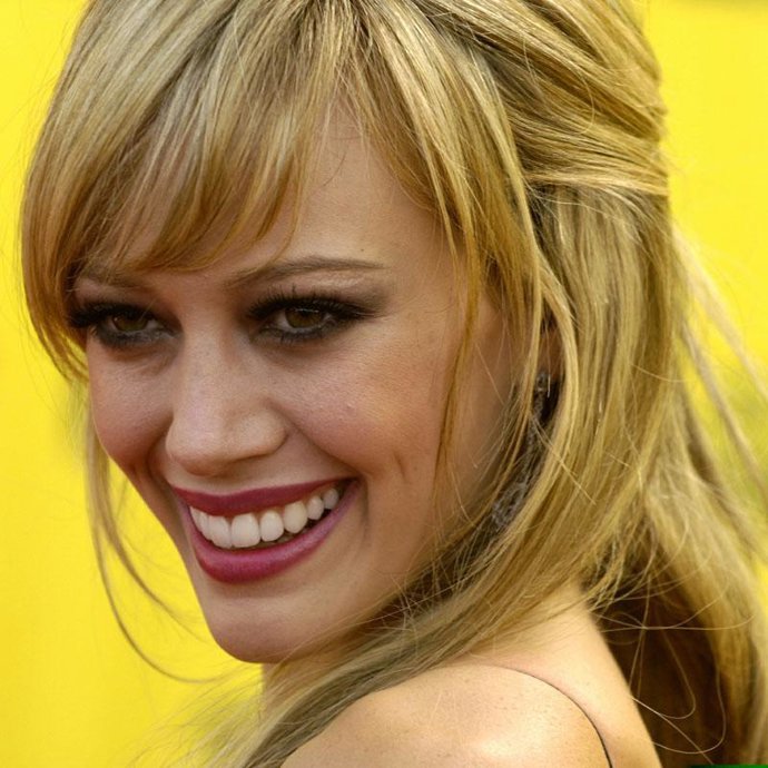 Hilary Duff será una romántica reportera de moda