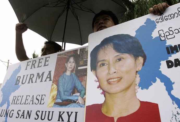 Opositora de AUng Suu Kyi