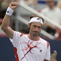 Ferrero y Robredo debutan con cómodos triunfos ante Hewitt y Bogomolov