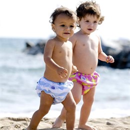 Niños pequeños en la playa, bañador