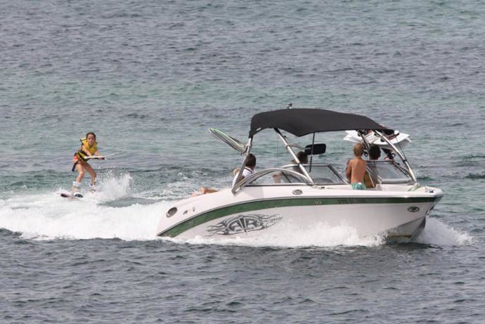 Iñaki Urdangarín lleva a sus hijos a practicar esquí