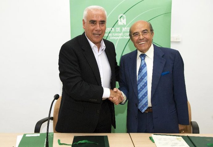 El consejero y el presidente de Agras sellan la firma del acuerdo de colaboració