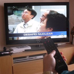 Espectador viendo la televisión