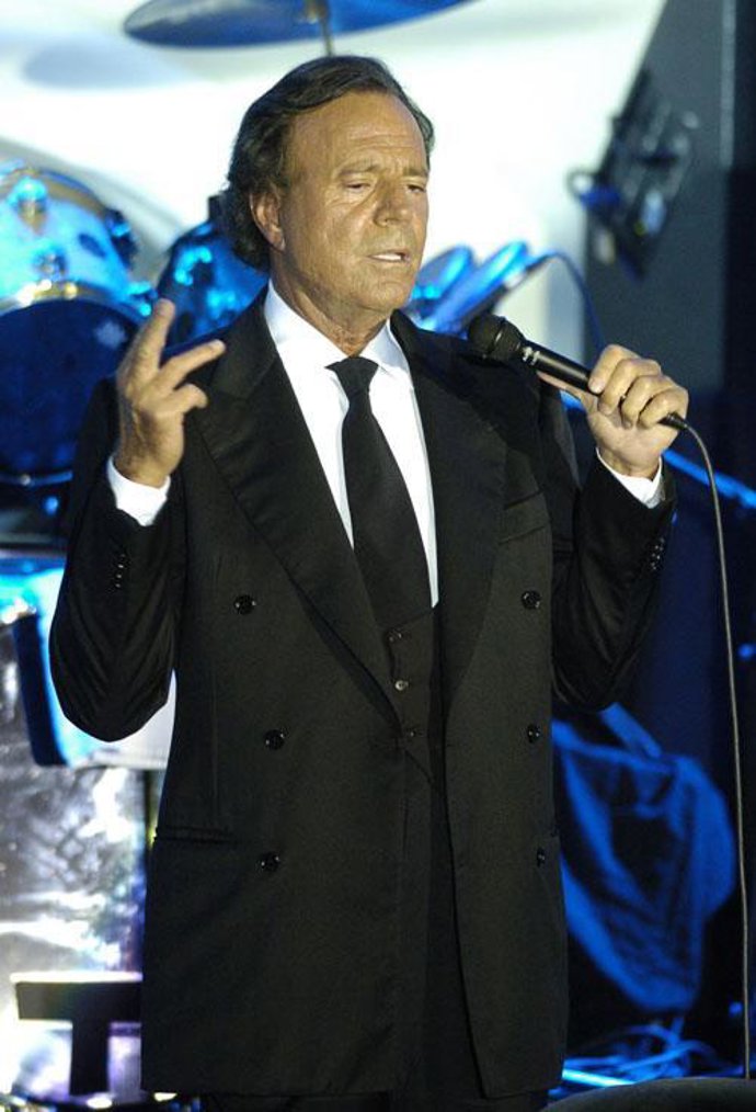 Julio Iglesias sigue "fuerte y vivo"
