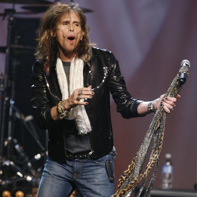 Steven Tyler: "Estoy muy agradecido de no haberme roto el cuello".