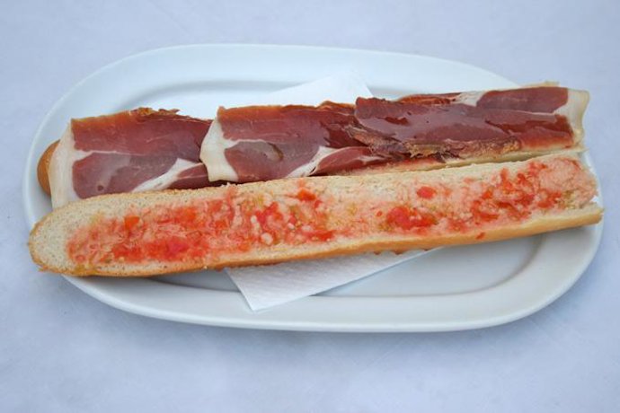 bocadillo jamón con tomate
