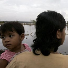 mujer inmigrante niña hija 