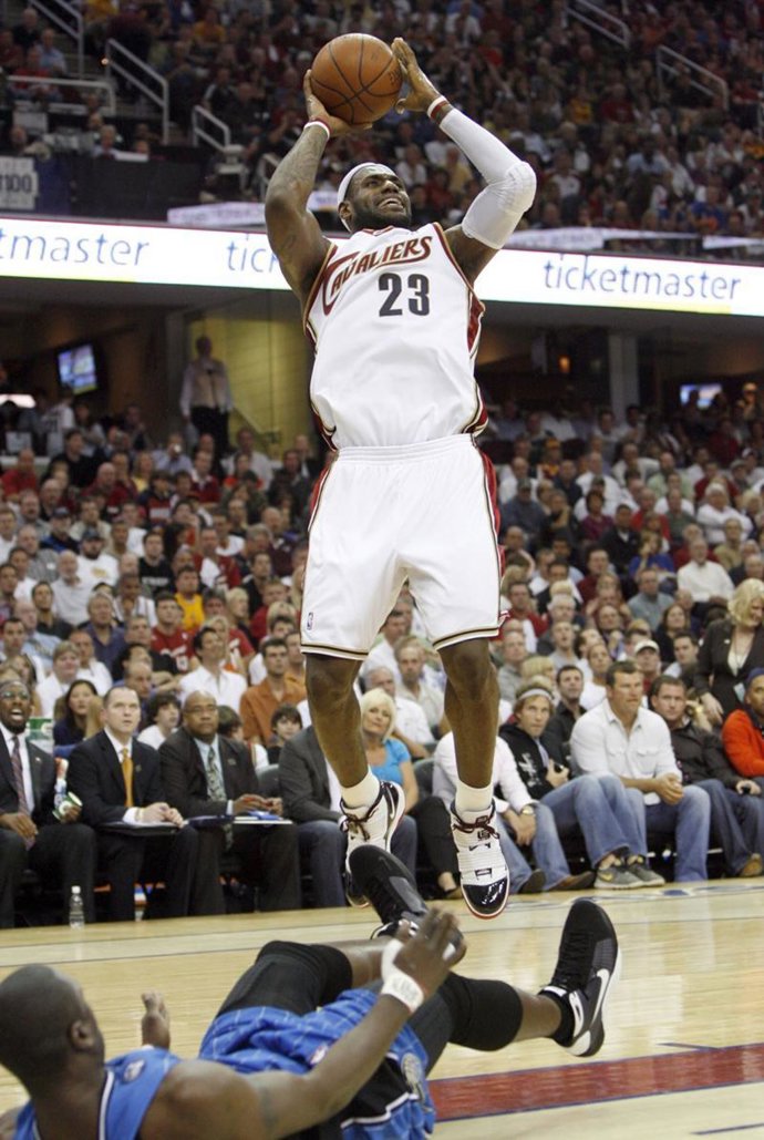 Kelly Clarkson, LeBron James y Bill Gates, juntos por la educación de los jóvenes