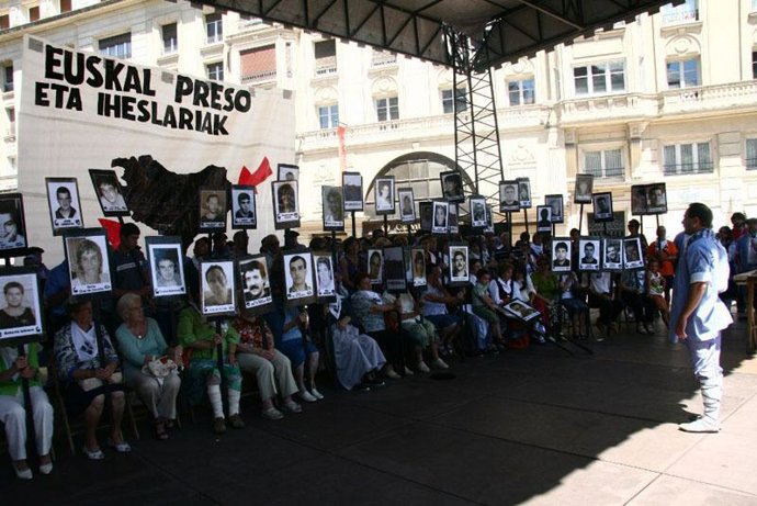 Carteles de presos de ETA en una plaza