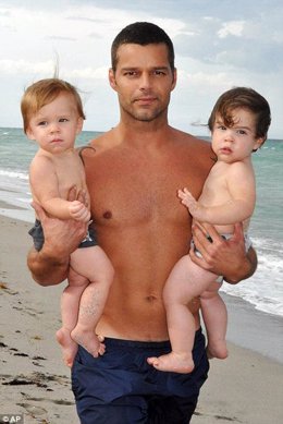 Ricky Martin con sus mellizos