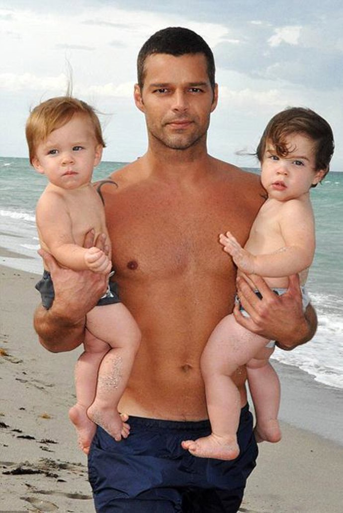 Ricky Martin con sus mellizos