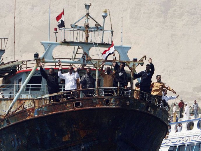 piratas somalíes - barco egipcio