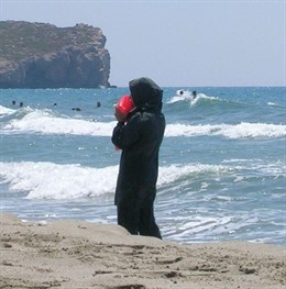 MUJER MUSULMANA EN LA PLAYA
