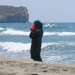 MUJER MUSULMANA EN LA PLAYA