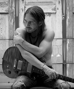 Sergio Vallín guitarrista de Maná