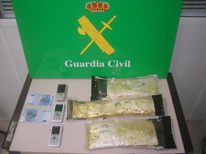 Sustancia y efectos intervenidos por la Guardia Civil 