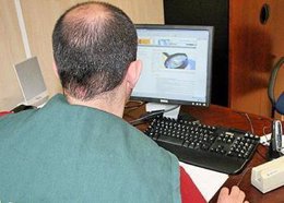 Hombre trabajando con ordenador