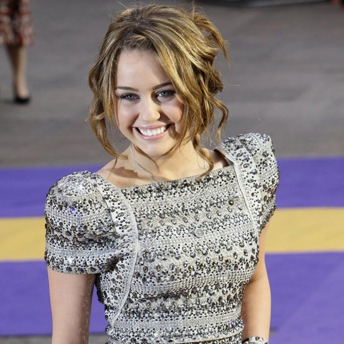 Miley Cyrus le roba el novio a otra