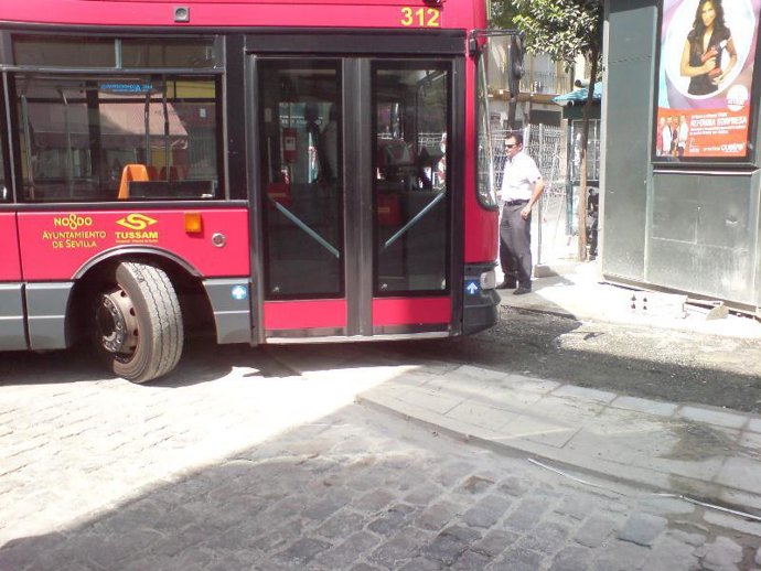 Un autobús de Tussam invade acera y carril bici de San Jacinto