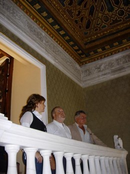 Los responsables del recinto palaciego supervisan la pieza restaurada.