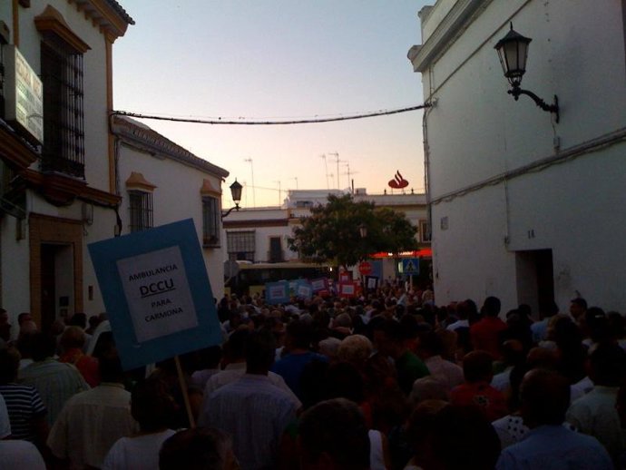 Manifestación en reclamación de una DCCU en Carmona