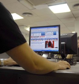 Usuario navegando por Internet