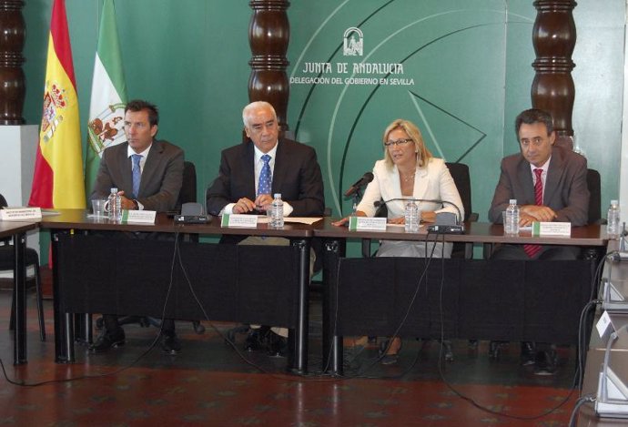 Lucuiano Alonso y la delegada del Gobierno andaluz