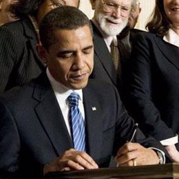 Obama firmando con la izquierda, zurdo