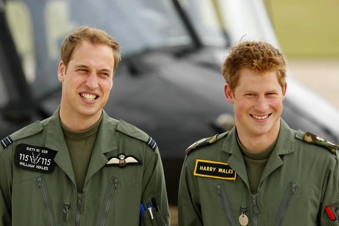 Los Príncipes de Inglaterra reciben adiestramiento militar