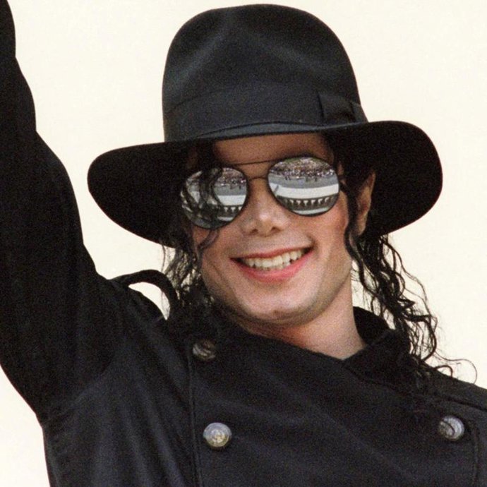 Michael Jackson fue enterrado con uno de sus guantes 
