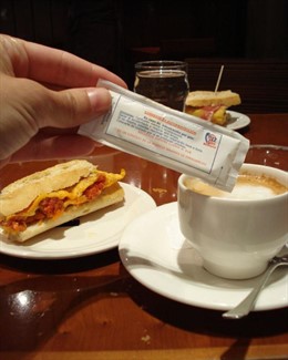 sobres de azúcar, desayuno, consejos autoprotección, café, pincho