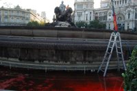 Varias fuentes de Madrid y otras ciudades amanecieron teñidas de rojo