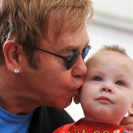 Elton John quiere adoptar a un niño ucraniano