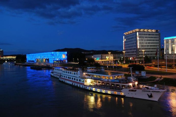 El Museo Lentos, de noche,