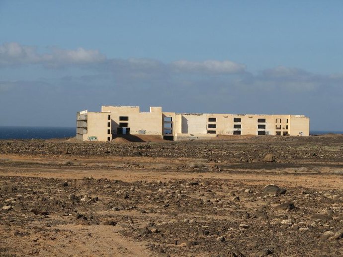 Hotel abandonado en la costa canaria