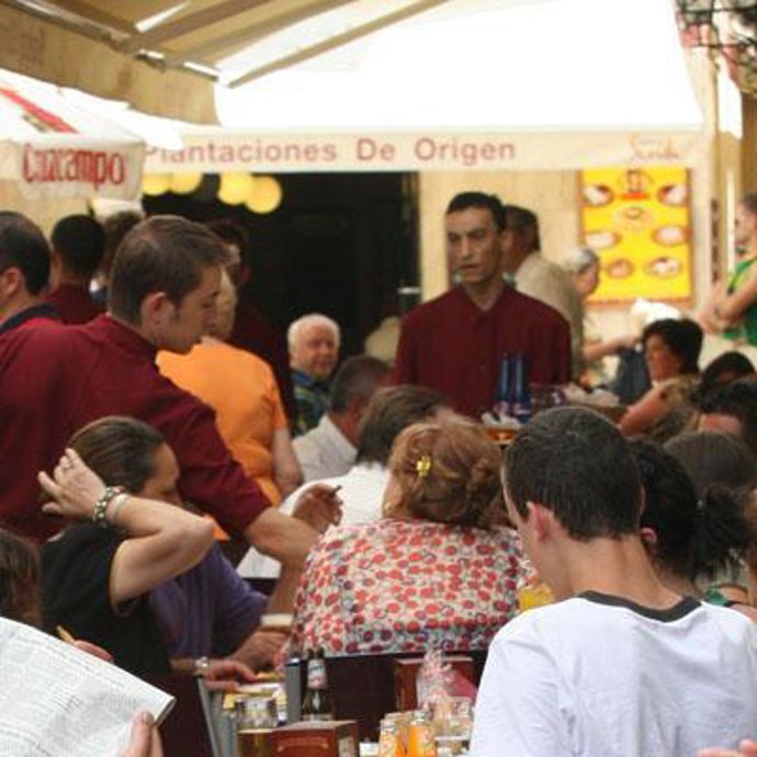 Camarero en una terraza