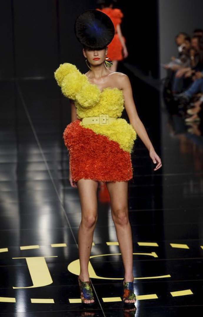 Modelo en Cibeles con diseño de José Castro