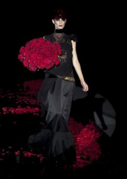 Modelo con diseño de Roberto Verino