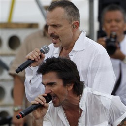 Juanes y Miguel Bosé en concierto