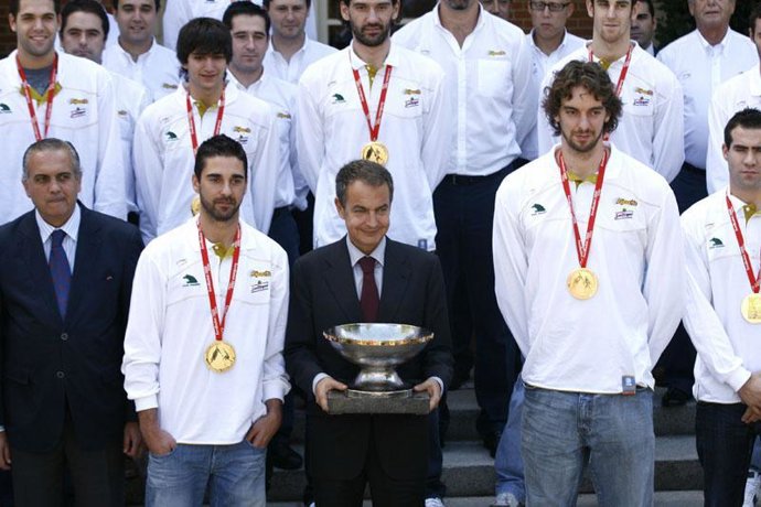 zapatero con la selección de baloncesto