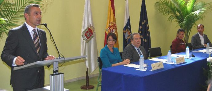 El presidente canario, Paulino Rivero (i), reclama un Pacto de Estado y un "gran